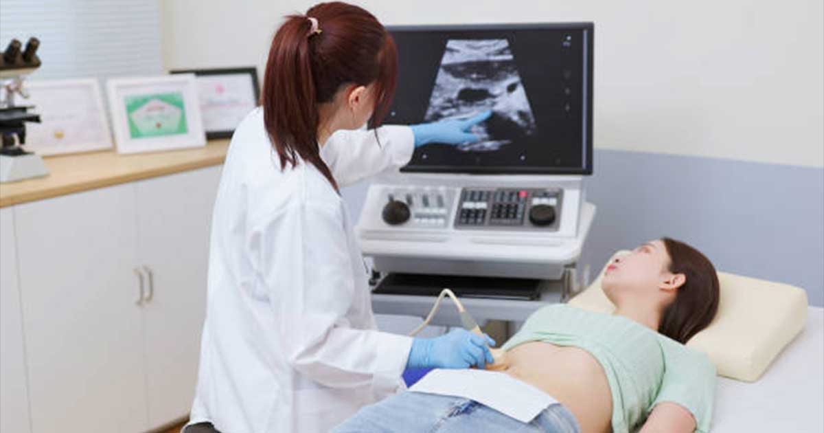 Doktorica pokazuje ultrazvučni prikaz maternice i mioma na monitoru